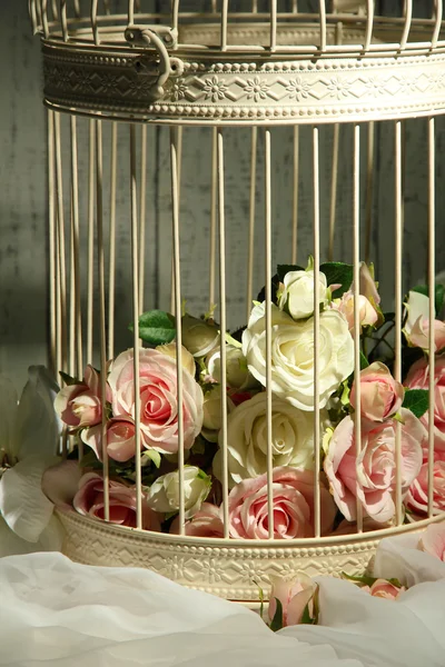 Szép dekoratív ketrec, gyönyörű virágok — Stock Fotó
