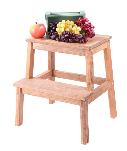 Caja de madera con frutas, en una pequeña escalera de madera, aislada en blanco — Foto de Stock