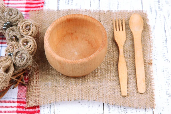 Apparecchio da tavolo rustico con piastra, forchetta e cucchiaio, su tavolo in legno — Foto Stock
