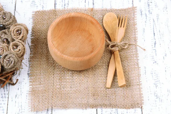 Table rustique avec assiette, fourchette et cuillère, sur table en bois — Photo