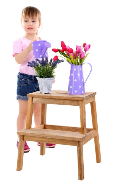 Piękny mały dziewczyna i stoiska z kwiatami na białym tle — Zdjęcie stockowe