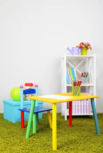 Küçük ve renkli masa ve sandalye odasında — Stok fotoğraf
