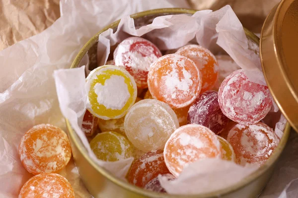 Sweet candies in metal can, close up — Stock Photo, Image