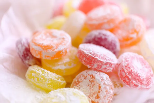 Γλυκό πολύχρωμα ζαχαρωτά σε χαρτί, κοντινό πλάνο — Φωτογραφία Αρχείου