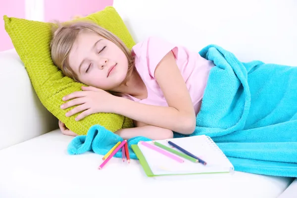 Niña durmiendo en el sofá en la habitación —  Fotos de Stock