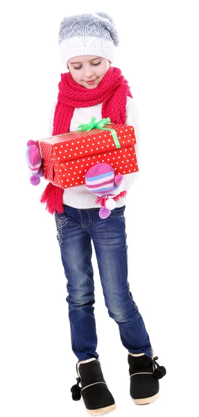 Vacker liten flicka håller nuvarande box isolerad på vit — Stockfoto