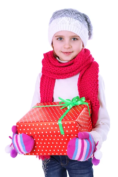 Güzel küçük bir kız hediye kutusu üzerinde beyaz izole holding — Stok fotoğraf