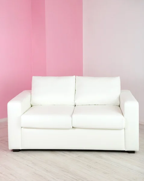 Weißes Sofa im Zimmer auf rosa Wandhintergrund — Stockfoto