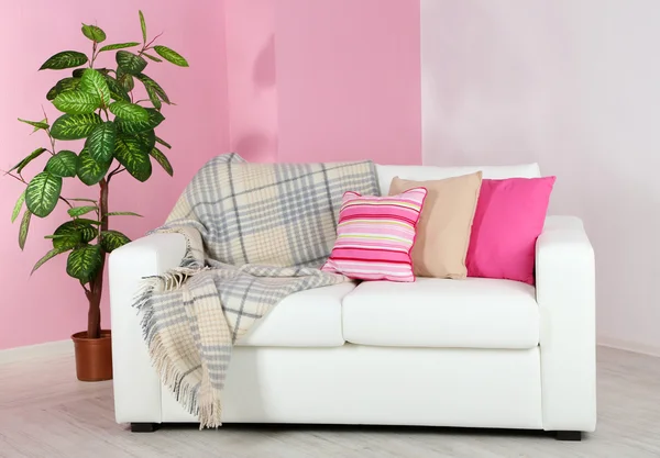 Sofá blanco en la habitación sobre fondo de pared rosa —  Fotos de Stock