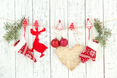 Beyaz ahşap duvarda Noel aksesuarlar