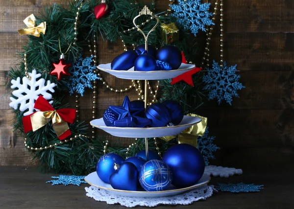 Kerstversiering op dessert staan, op een houten achtergrond kleur — Stockfoto