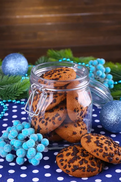 Pyszne ciasteczka świąteczne w słoiku na stole na drewniane tła — Zdjęcie stockowe