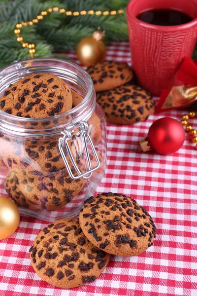 Pyszne ciasteczka świąteczne w słoiku na stół szczegół — Zdjęcie stockowe