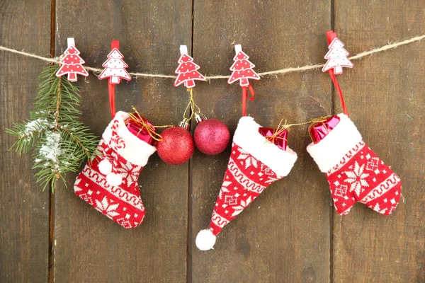 Accesorios navideños colgados en pared de madera gris —  Fotos de Stock