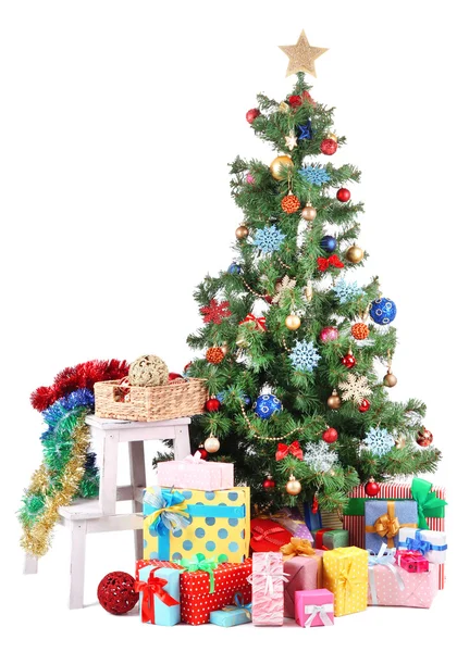 Árbol de Navidad decorado con regalos aislados en blanco —  Fotos de Stock