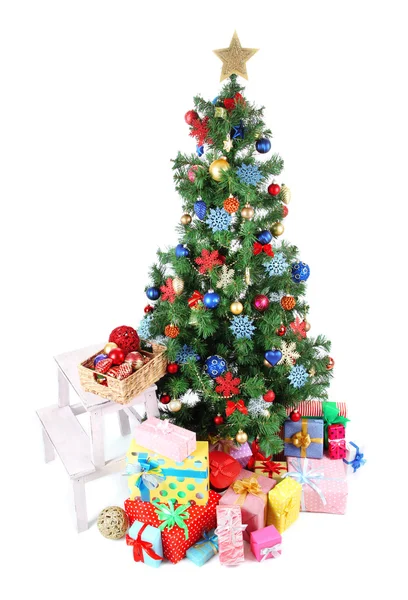 Gedecoreerde kerstboom met geschenken geïsoleerd op wit — Stockfoto