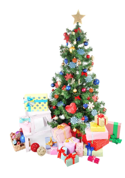 Gedecoreerde kerstboom met geschenken geïsoleerd op wit — Stockfoto