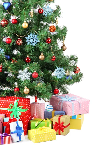 Gedecoreerde kerstboom met geschenken geïsoleerd op wit — Stockfoto