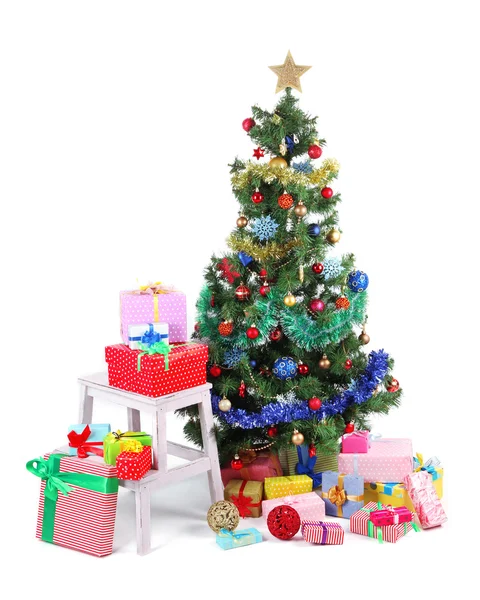 Dekorerad julgran med gåvor isolerad på vit — Stockfoto