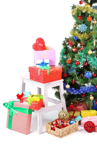 Gedecoreerde kerstboom met geschenken geïsoleerd op wit — Stockfoto