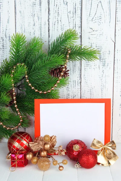 Cartão de Natal em fundo de madeira — Fotografia de Stock