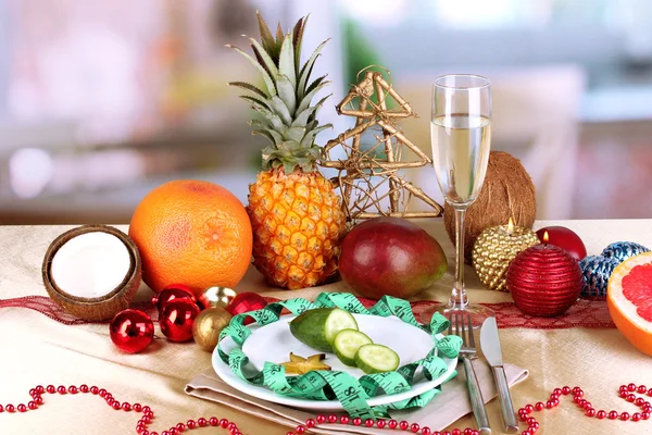 Диетическое питание на новогоднем столе на фоне помещений — стоковое фото