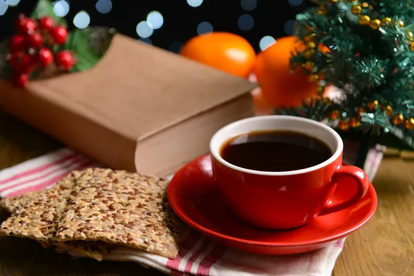 Composición del libro con taza de café y decoraciones navideñas sobre mesa sobre fondo oscuro — Foto de Stock