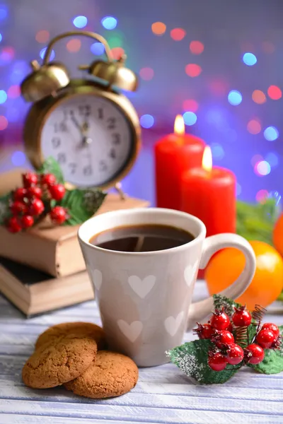 Composição de livro com xícara de café e decorações de Natal na mesa em fundo brilhante — Fotografia de Stock