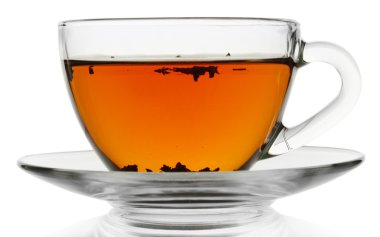 Beyaz üzerine izole edilmiş bir fincan çay