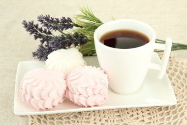 açık renkli plaka üzerinde Marshmallows