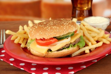 patates kızartması ve parlak zemin üzerine soğuk içecek ile lezzetli peynirli burger