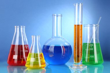 test tüpleri ile mavi arka plan üzerinde renkli sıvı