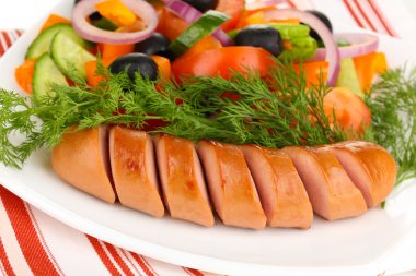 taze salata ızgara sosis yakın çekim