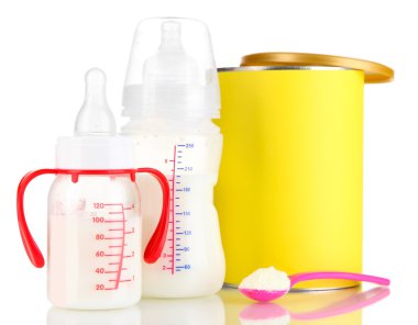 şişe süt ve gıda üzerinde beyaz izole bebekler için