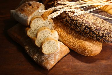 ahşap tahta üzerinde ekmek