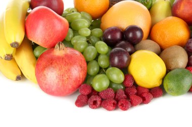 beyaz zemin üzerinde farklı meyve