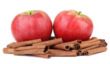 Olgun elma ile üzerine beyaz izole tarçın ile