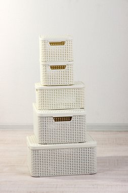 Şeyler kat Oda arka plan üzerinde depolamak için plastik sepetler