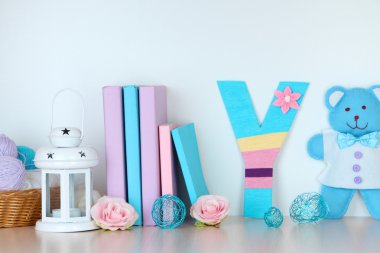 raf el yapımı örgü harfi ile dekore edilmiştir.