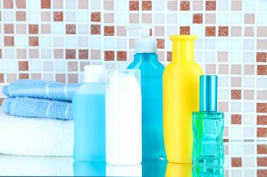kozmetik ve mozaik karo zemin üzerine banyo aksesuarları