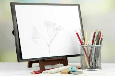 ahşap masa üzerinde profesyonel sanat malzemeleri ile kroki