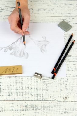 el bir kroki ile profesyonel sanat malzemeleri, ahşap tablosuna çizilir.