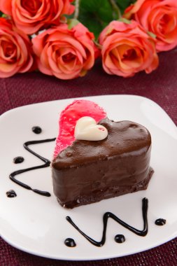 Tatlı pasta plaka üzerinde tablo yakın çekim çikolata ile