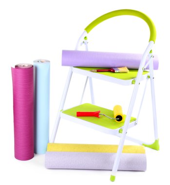 Beyaz izole küçük merdiveni ve duvar kağıdı rulo