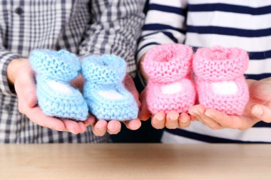 tığ işi patik bebek, elleriyle yakın çekim