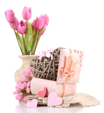 kalp üzerinde beyaz izole, ahşap tabut ile natürmort