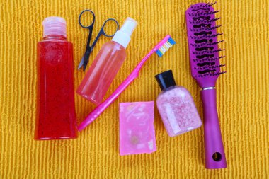 Hijyen ekipmanları, renkli arka plan üzerinde