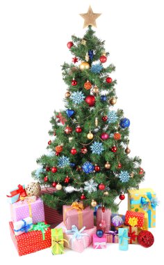 beyaz izole hediyeler ile dekore edilmiş Noel ağacı
