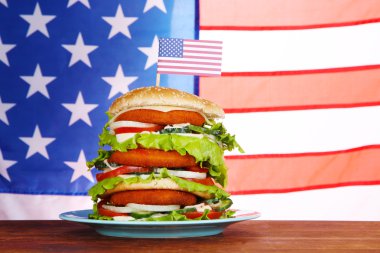 ABD bayrağı arka plan üzerinde renkli plaka üzerinde büyük burger
