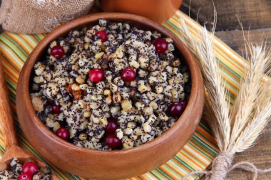 kutia - geleneksel Noel tatlı yemek Ukrayna, Beyaz Rusya ve Polonya, ahşap zemin ile kase